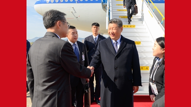 习近平抵达韩国出席亚太经合组织第三十二次领导人非正式会议并对韩国进行国事访问